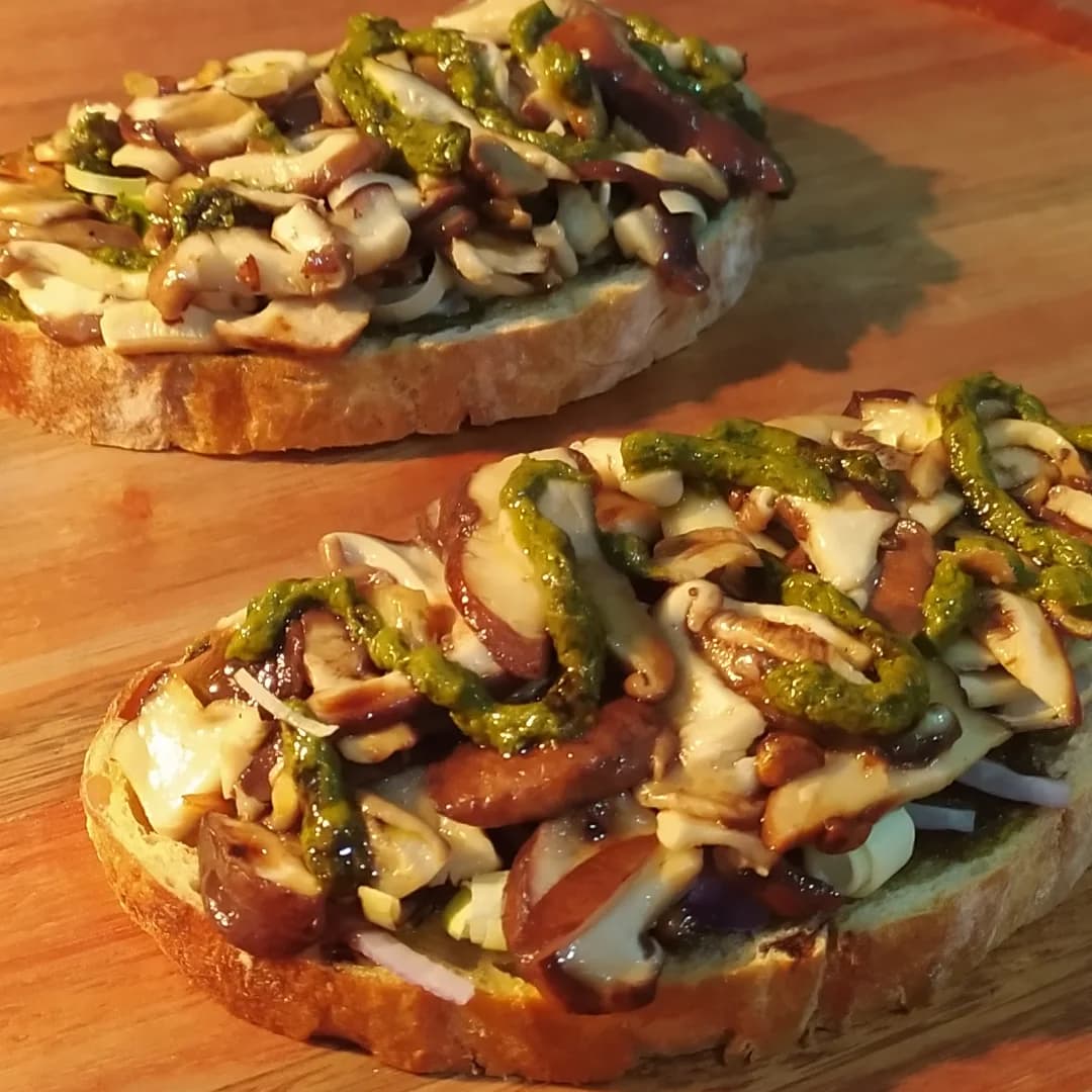 Bruschetta De Cogumelos Frescos Salteados e Molho Pesto!